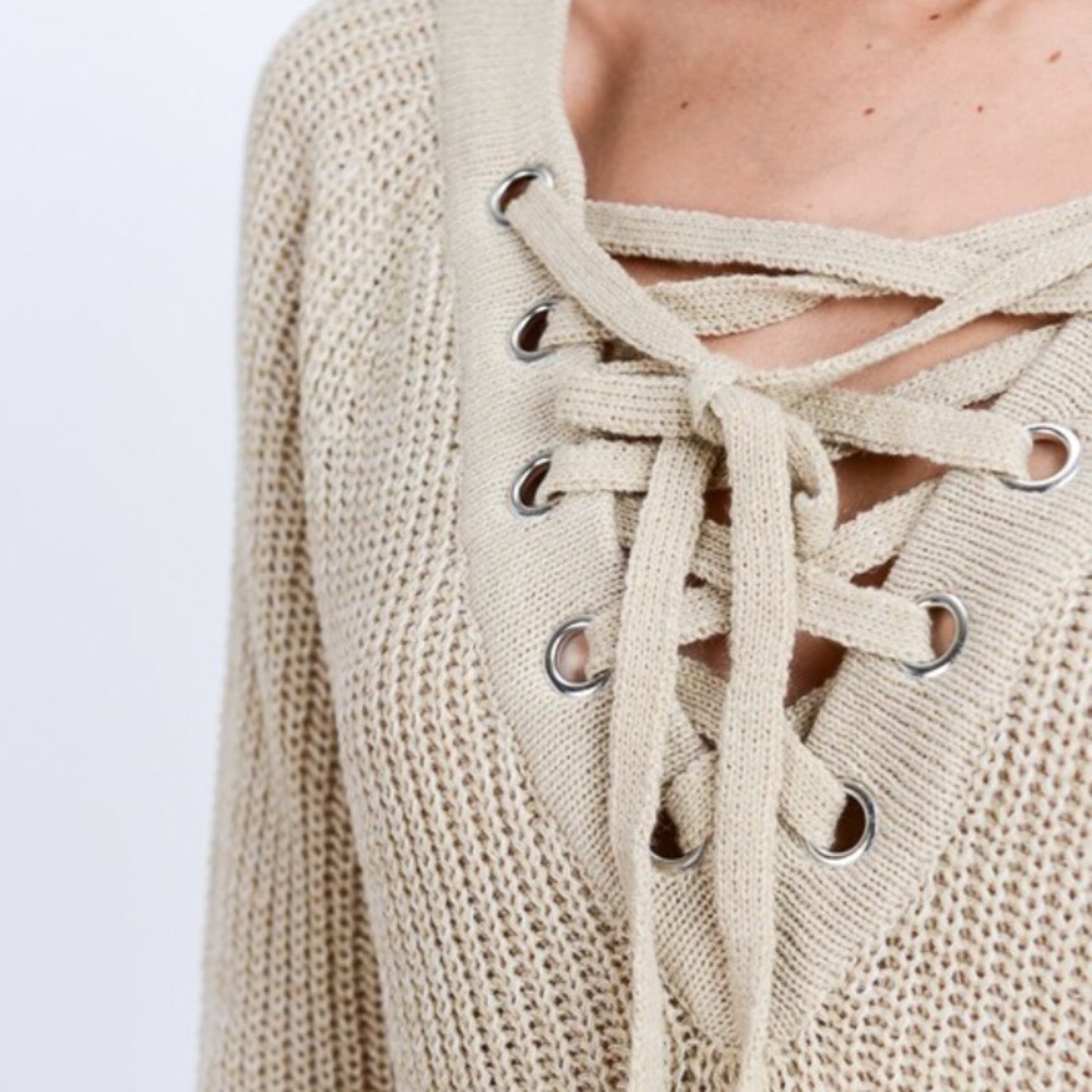 ❗️One Left❗️NWT Lace V- Neck Sweater - Picture 4 of 8